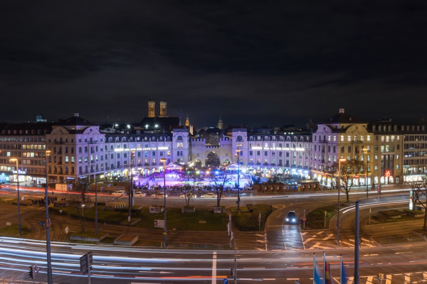 Karlsplatz bei Nacht in München